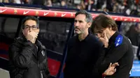 Pelatih Osasuna asal Spanyol, Vicente Moreno (tengah), dan anggota staf bereaksi atas keputusan pembatalan pertandingan sepak bola liga Spanyol antara FC Barcelona dan CA Osasuna di Estadi Olimpic Lluis Companys di Barcelona, Minggu dini hari WIB (9-3-2025). Pertandingan tersebut dibatalkan karena meninggalnya dokter tim FC Barcelona Carlos Minarro Garcia. (Josep LAGO/AFP)