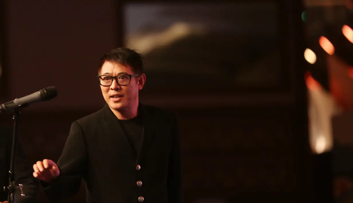 Bintang Film dan Duta Wushu, Jet Li, saat memberi sambutan pada Pembukaan Kejuaraan Dunia Wushu 2015 di JCC, Senayan, Jakarta, Jumat (13/11/2015). (Bola.com/Nicklas Hanoatubun).
