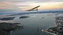 Pesawat bertenaga surya yang dikemudikan oleh Bertrand Piccard dari Swiss terbang di atas jembatan Golden Gate di San Francisco, California, AS (23/4). Pesawat ini melakukan penerbangan hingga 62 jam dari Hawaii. (Jean Revillard/Solar Impulse/Reuters)