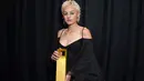 Emma Corrin berpose saat menirima TIFF Tribute Award untuk Penampilan untuk 'My Policeman,' berpose di belakang panggung di TIFF Tribute Awards Gala selama Toronto International Film Festival 2022 di The Fairmont Royal York Hotel di Toronto, Ontario (11/9/2022). ( Unique Nicole/Getty Images/AFP)