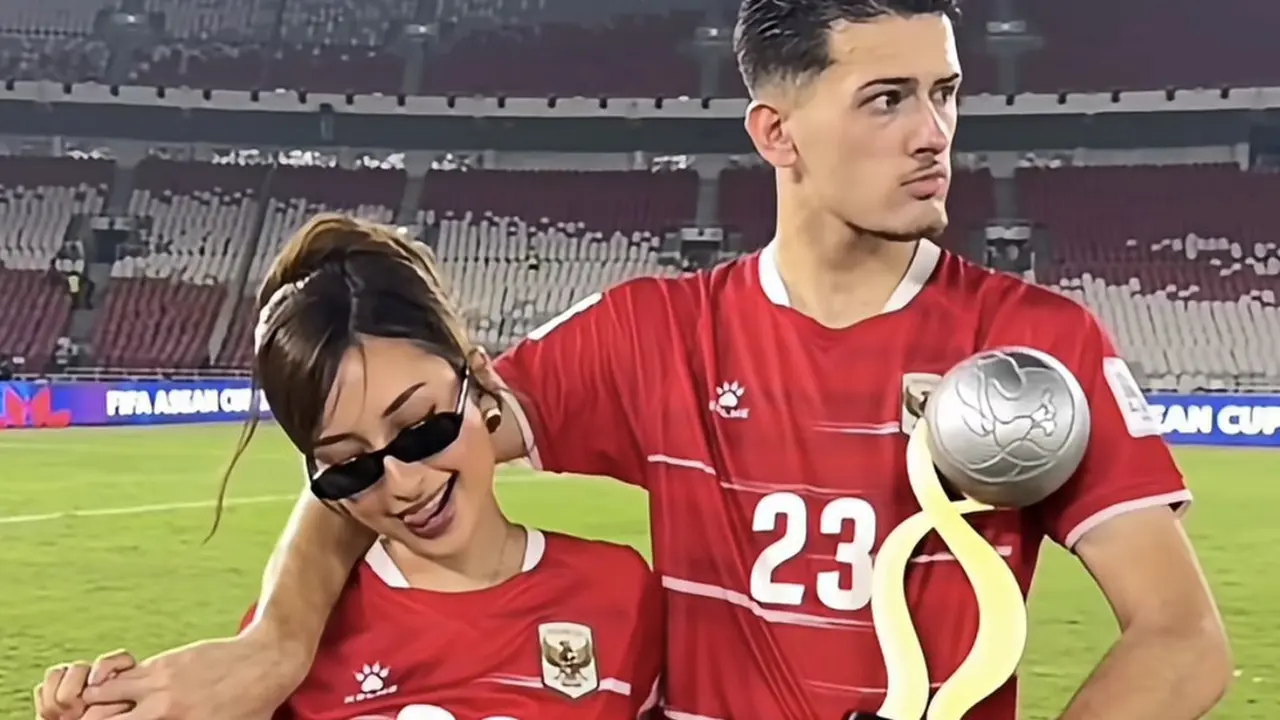 Jennifer Coppen dan Justin Hubner berpose sambil membawa trofi usai Indonesia menjuarai FIFA ASEAN Cup 2026.