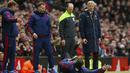 8. Pelatih Manchester United, Louis Van Gaal, menjatuhkan diri memprotes keputusan wasit pada laga Liga Premier Inggris melawan Arsenal di Stadion Old Trafford, Minggu (28/2/2016). MU berhasil menaklukan Arsenal 3-2. (Reuters/Jason Cairnduff)