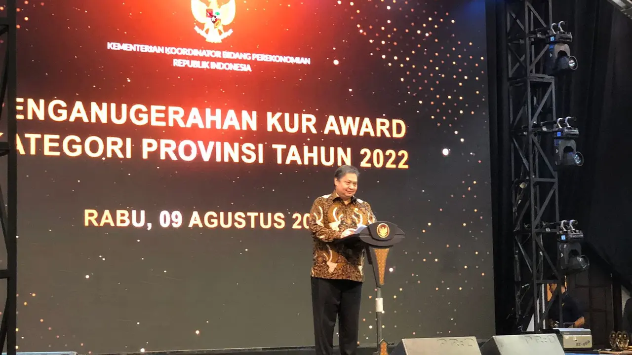 Menteri Koordinator Bidang Perekonomian Airlangga Hartarto dalam penganugerahan KUR Award dan Penyaluran KUR untuk UMKM yang dilaksanakan di Pos Bloc, Gedung Filateli, Rabu (9/8/2023).