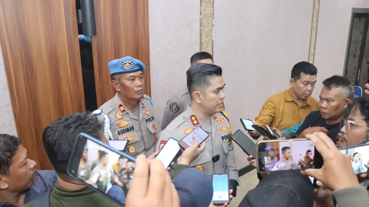 Kapolres Garut AKBP M Fajar Gemilang, memberikan penjelasan kepada wartawan penanganan kasus oknum polres Garut yang viral setelah terbukti ngamar bersama oknum guru di Garut selatan. (Liputan6.com/Jayadi Supriadin)J