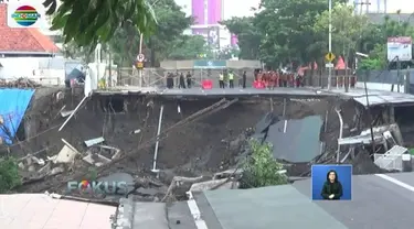 Tim geologi masih memetakan Jalan Raya Gubeng dari permukaan untuk dapat menyimpulkan penyebab utama amblesnya jalan.