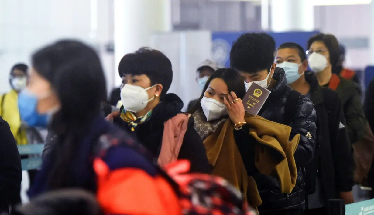 Penumpang mengantre untuk melewati bea cukai setelah tiba di Bandara Internasional Hangzhou Xiaoshan di provinsi Zhejiang timur China (8/1/2023). China mencabut persyaratan karantina untuk pelancong yang datang pada (8/1), mengakhiri isolasi yang diberlakukan sendiri selama hampir tiga tahun bahkan saat negara tersebut berjuang melawan wabah lonjakan kasus Covid-19. (AFP/STR)