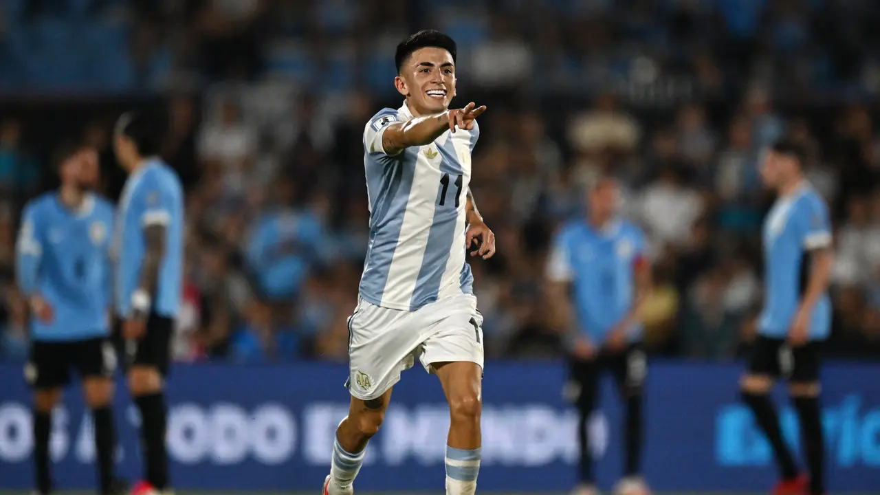 Selebrasi Thiago Almada saat Argentina mempermalukan Uruguay di Kualifikasi Piala Dunia 2026