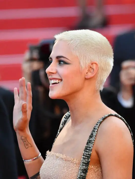 Telah sering menghabiskan waktu bersama, namun kabar burung kembali beredar bahwa Kristen Stewart dan Stella Maxwell akan melanjutkan ke jenjang yang lebih serius, yakni gerbang pernikahan.  (AFP/Bintang.com)