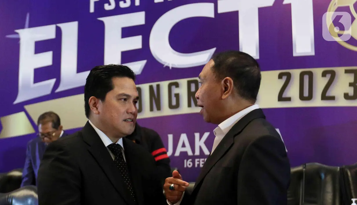 Ketua Umum PSSI periode 2023-2027 Erick Thohir berbincang bersama Wakil Ketua Umum PSSI ll Zainudin Amali saat Kongres Luar Biasa Persatuan Sepak Bola Seluruh Indonesia (KLB PSSI) 2023 di Jakarta, Kamis (16/2/2023). Pada pemilihan Ketua Umum di Kongres Luar Biasa PSSI, Erick memperoleh 64 suara mengungguli AA Lanyalla Mattalitti yang meraih 22 suara. Sedangkan dua kandidat calon lainnya tidak memperoleh satu suara pun. (Liputan6.com/Herman Zakharia)