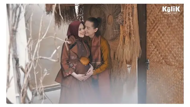 8 Momen Meternity Shoot serta Foto Keluarga Cut Meyriska dan Roger Danuarta, Memesona