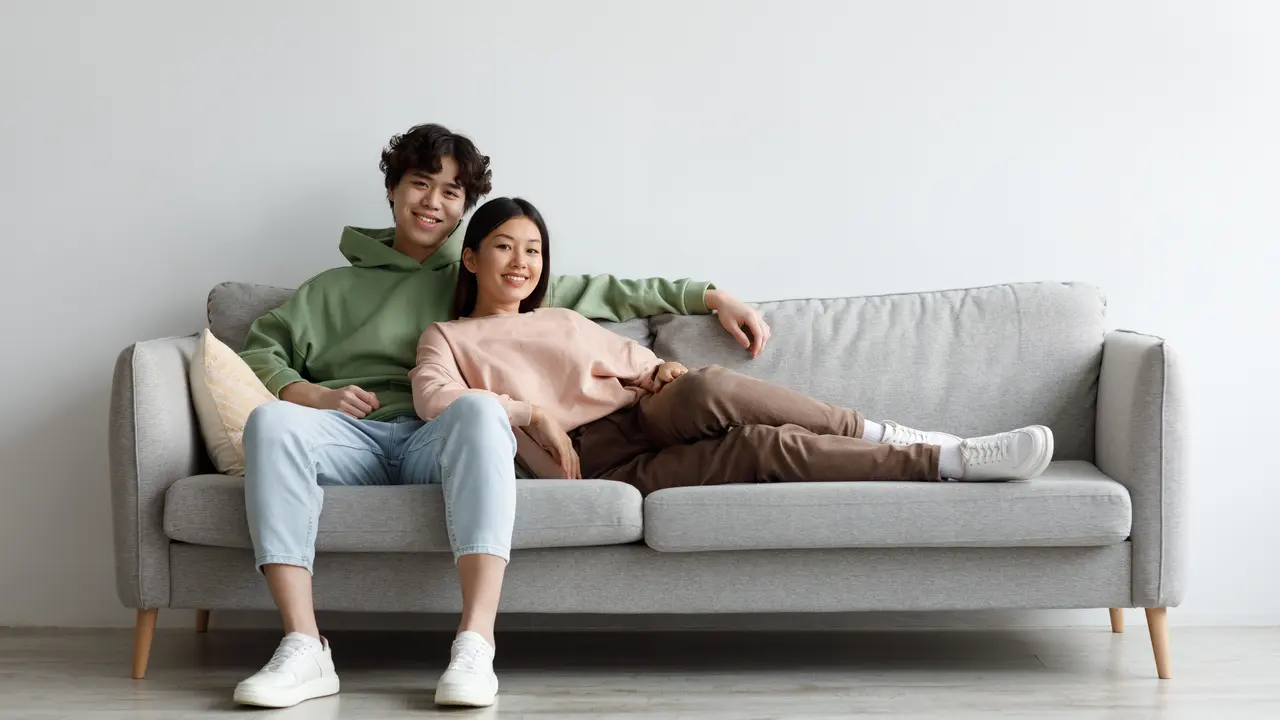 perempuan dan pasangan yg duduk di sofa