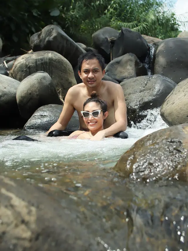 7 Momen Dian Sastrowardoyo, Luna Maya dan Ayu Dewi Trekking Bareng di Bogor