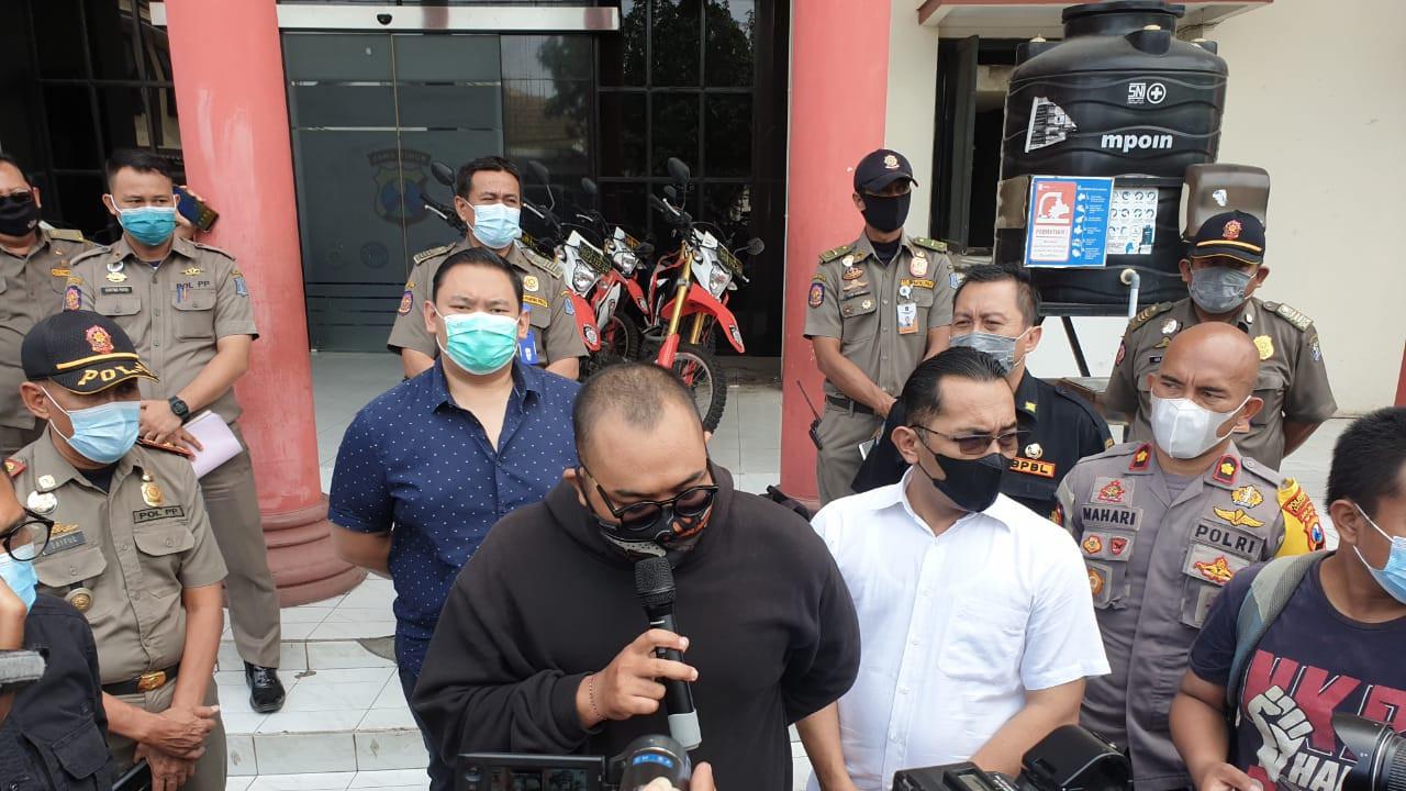 Polisi menangkap Putu Aribawa, pelaku provokasi yang menghasut dan menyebut para pengunjung mal di Surabaya, yang memakai masker adalah orang goblok dan tolol. (DIan Kurniawan/Liputan6.com))