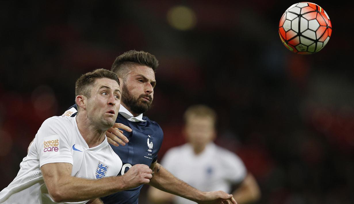 Pemain Prancis Olivier Giroud (kanan) berduel udara dengan pemain Inggris Garry Cahil (kiri) pada laga Persahabatan di Stadion Wembley, London, Rabu(18/11/2015) dini hari WIB. (AFP Photo/Adrian Dennis)