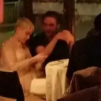 Bicara soal Katy yang dikabarkan tertangkap kamera sedang makan malam dengan Pattinson, sampai saat ini belum ada konfirmasi dari keduanya. Namun memang kabarnya mereka memiliki hubungan pertemanan yang baik. (doc. Daily Mail)