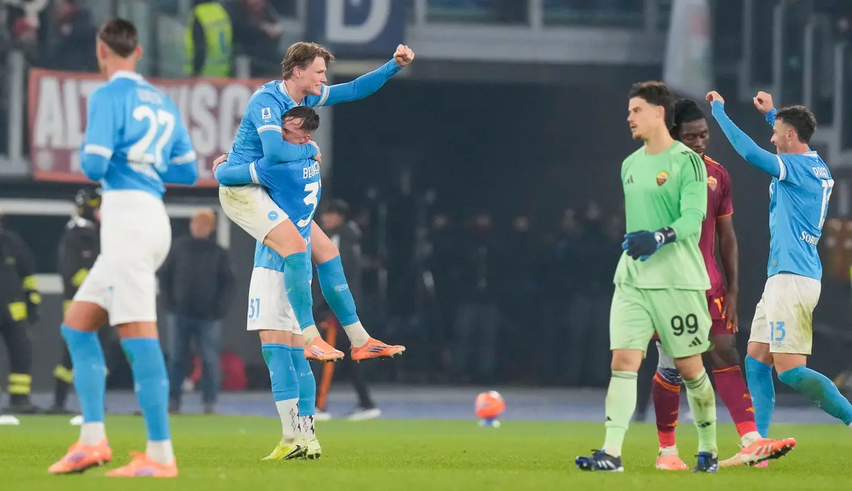 Hasil ini membuat Napoli naik ke posisi dua dengan 28 poin, sama dengan AC Milan di puncak klasemen, namun kalah selisih gol. (AP Photo/Gregorio Borgia)