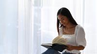 Ilustrasi perempuan membaca buku. (Foto: Shutterstock)