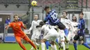 Striker Inter Milan, Lautaro Martinez, melepaskan sundulan ke gawang Spezia pada laga Liga Italia di Stadion Giuseppe Meazza, Minggu (20/12/2020). Inter Milan menang dengan skor 2-1. (AP/Luca Bruno)