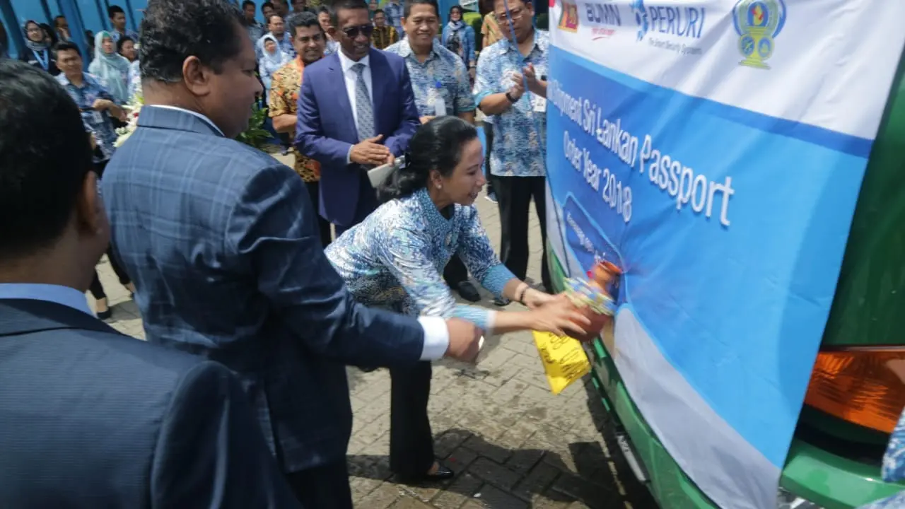 Perum Peruri mengirimm produk cetakan Paspor Sri Lanka di Karawang, Jawa Barat, pada Selasa (9/4/2019). Dok Kementerian BUMN