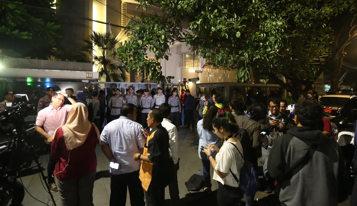Sejumlah aparat kepolisian Brimob dan wartawan berjaga di depan gerbang rumah tersangka Ketua DPR RI Setya Novanto di Jalan Wijaya 13 No 19, Jakarta Selatan, Rabu (15/11). (Liputan6.com/Johan Tallo)