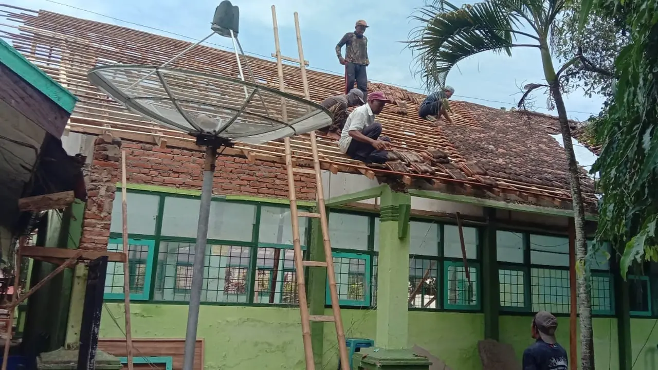 Sejumlah fasilitas umum di Bawean mulai diperbaiki usai terdampak gempa. (Istimewa)