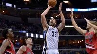 Marc Gasol mencetak 36 poin saat Memphis Grizzlies menekuk tamunya Portland Trail Blazers, 88-86, dalam laga lanjutan NBA musim reguler 2016, Jumat (9/12/2016) WIB. (AP Photo/Brandon Dill)