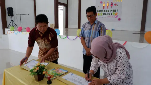 Penandatanganan nota penyerahan Huma Itah oleh Pencerah Nusantara kepada pemerintah lokal