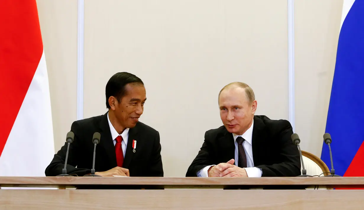 Keakraban Presiden Rusia Vladimir Putin (kanan) dan Presiden RI, Jokowi saat menghadiri upacara penandatanganan seusai pertemuan di Sochi, Rusia, Rabu (18/5). Keduanya melakukan pertemuan bilateral sebelum KTT ASEAN-Rusia. (REUTERS/Sergei Karpukhin)