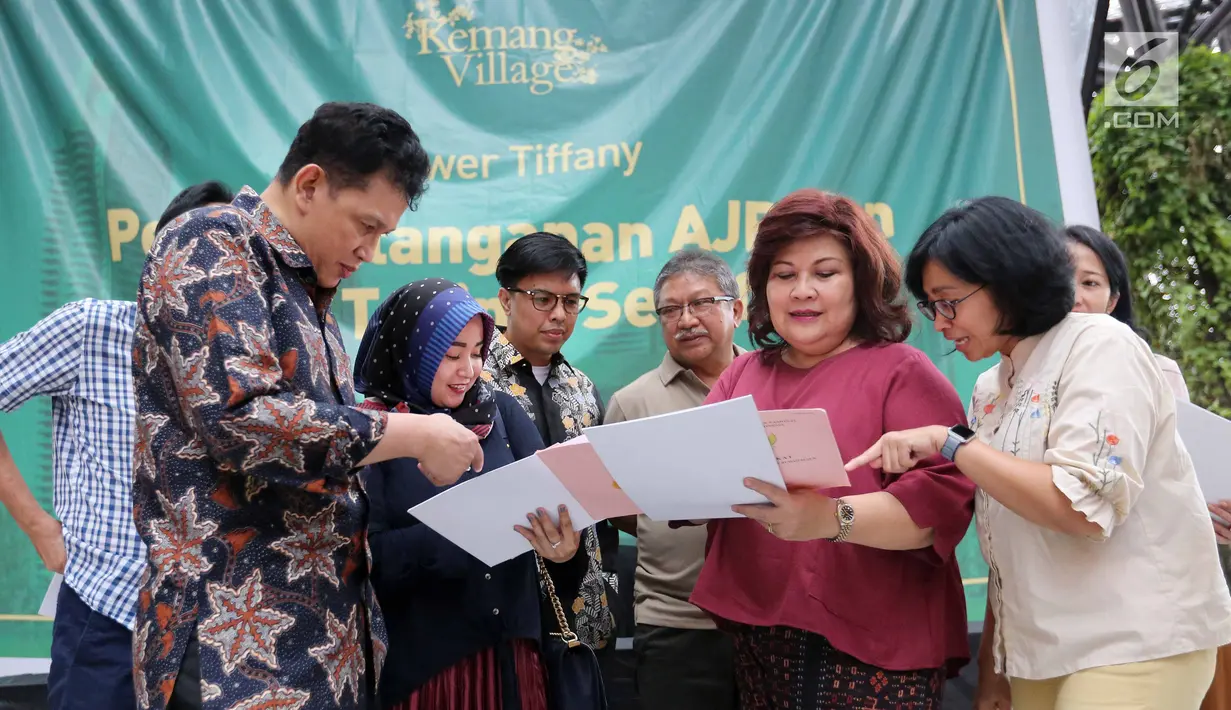 Ketua penasehat P3SRS Edward Syah Pernong berbincang dengan penghuni saat erah terima Sertifikat Hak Milik Rumah Susun Tower Tiffany Kemang Village di Jakarta, Jumat (15/3). Penyerahan sertifikat ini akan dilakukan secara bertahap. (Liputan6.com)