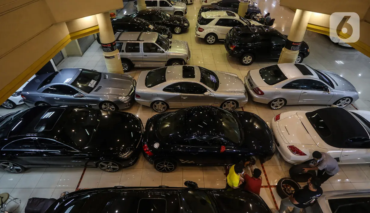 Pedagang melakukan perawatan pada mobil bekas yang dijualnya di bursa mobil bekas sebuah pusat perbelanjaan di Jakarta, Jumat (26/3/2021). Perusahaan pembiayaan dengan segmen kredit mobil bekas tak terlalu khawatir mengenai dampak kebijakan subsidi pajak mobil baru. (Liputan6.com/Johan Tallo)