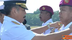 Citizen6, Surabaya: Prosesi serah terima Jabatan orang nomor dua dipimpin langsung Komandan Kobangdikal Laksamana Muda TNI Djoko Teguh Wahojo dengan upacara militer. (Pengirim: Penkobangdikal)