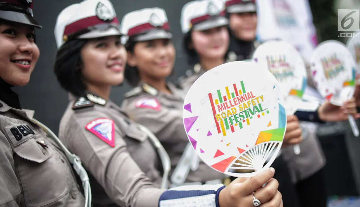 Sejumlah Polwan berpose saat mengikuti kegiatan Millenial Road Safety Festival’ di Bundaran HI, Jakarta, Minggu (20/1). Kegiatan ini yang secara spesifik ditujukan pada kelompok millennial berusia 17-35 tahun. (Liputan6.com/Faizal Fanani)