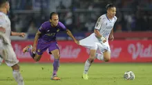 Pemain Persik Kediri, Faris Aditama (kiri) berusaha menghentikan pergerakan pemain Arema FC, Dendi Santoso dalam lanjutan pertandingan babak penyisihan Grup D Piala Presiden 2022 antara Persik Kediri menghadapi Arema FC di Stadion Kanjuruhan, Malang, Jawa Timur, Rabu (15/6/2022). (Bola.com/Arief Bagus)