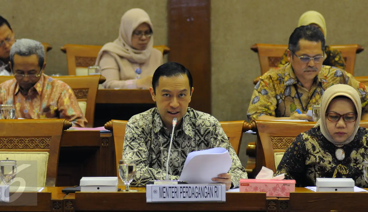 Mendag, Thomas Trikasih Lembong (kiri depan) memberikan jawaban saat RDP dengan Komisi VI DPR RI di Kompleks Parlemen, Jakarta, Kamis (26/11/2015). RDP membahas perdagangan gula rafinasi. (Liputan6.com/Helmi Fithriansyah)