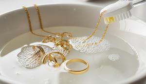 Bersihkan Emas Perhiasan di Rumah (Image by Gemini AI)