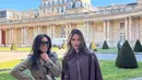 Anggun C Sasmi bergaya Parisian kenakan trench coat dengan baggy jeans dan hand bag putih [@anggun_cipta)
