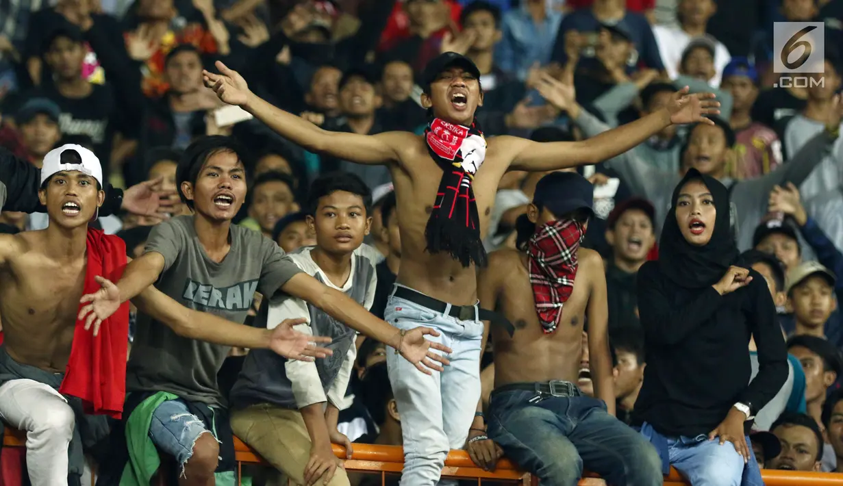 Suporter tim Garuda bersorak saat menyaksikan kemenangan Timnas Indonesia U-16  atas Singapura U-16 di laga persahabatan di Stadion Wibawa Mukti, Kab Bekasi, Kamis (8/6). Indonesia U-16 menang telak 4-0. (Liputan6.com/Helmi Fithriansyah)