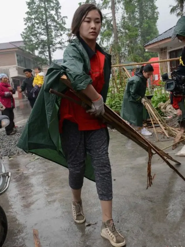 [Bintang] Cerita Haru di Balik Foto Wanita Cantik dengan Kaki Palsu
