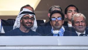 Presiden Uni Emirat Arab, Sheikh Mohamed bin Zayed al-Nahyan kiri) dan pemilik  Manchester City, Sheikh Mansour bin Zayed al-Nahyan (dua dari kiri), menonton pertandingan final Liga Champions antara Inter Milan kontra Manchester City di Ataturk Olympic Stadium, Istanbul, pada 10 Juni, 2023. (Franck Fife/ AFP)