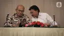 Menkominfo Johnny G Plate (kanan) berbincang bersama Menko PMK Muhadjir Effendi saat menghadiri acara forum pimred di Jakarta, Selasa (3/3/2020). Acara tersebut membahas mengenai permasalahan aktual yang terjadi di Indonesia salah satunya terkait virus corona (COVID-19). (Liputan6.com/Faizal Fanani)