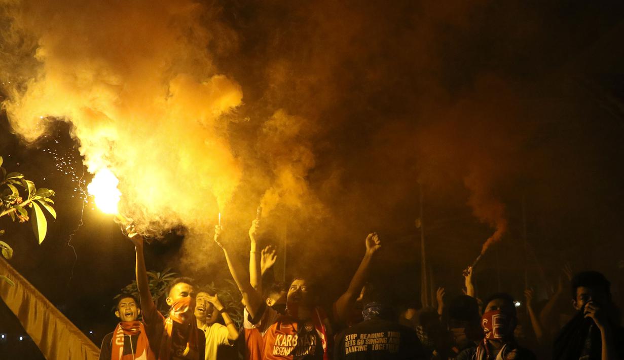 Bola.com kembali mengadakan acara nonton bareng Liga Premier Inggris. Bekerja sama dengan Arsenal Indonesia Supporters (AIS) Regional Bogor, acara nonton bareng ini diselenggarakan di Gumati Cafe, Bogor. Sabtu (29/8/2015). (Bola.com/Arief Bagus)