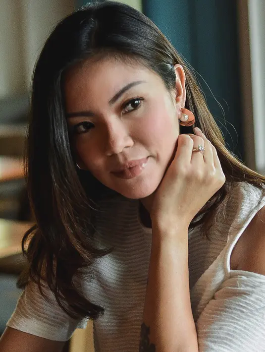 Sepuluh tahun menjanda, Aline akan menikah dengan seorang pengusaha kapal logistik asal Australia. Janji Suci akan digelar pada bulan depan di Bali. Kabar itu dibenarkan oleh Aline. (Instagram/aline_adita)