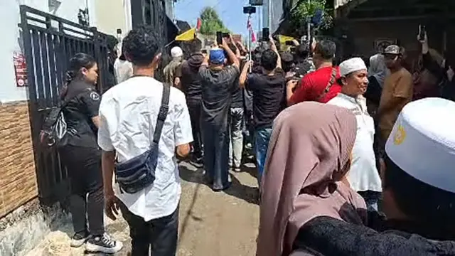 Detik-detik Jenazah Mpok Alpa Tiba di Rumah Duka