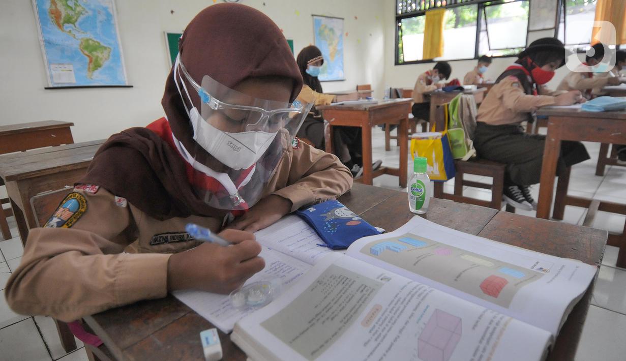 Siswi mengikuti pelaksanaan pembelajaran tatap muka di SDN Pondok Labu 14, Jakarta Selatan, Rabu (7/04/2021). Mulai hari ini, Pemprov DKI melakukan pembelajaran tatap muka bagi 85 sekolah dari semua jenjang pendidikan hingga 29 April. (merdeka.com/Arie Basuki)