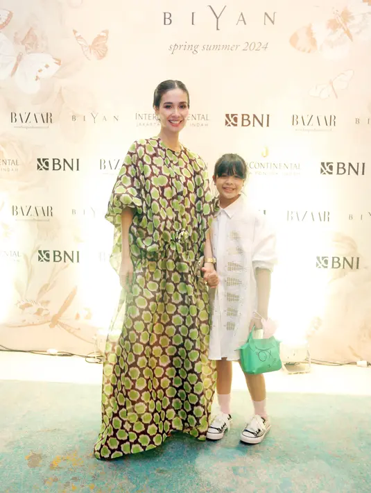 Marsha Timothy berpose bersama sang putri dengan tampilan elegan. Mengenakan dress panjang bermotif floral bernuansa ungu-kehijauan, dengan lengan sesiku. Foto: Document/FIMELA.