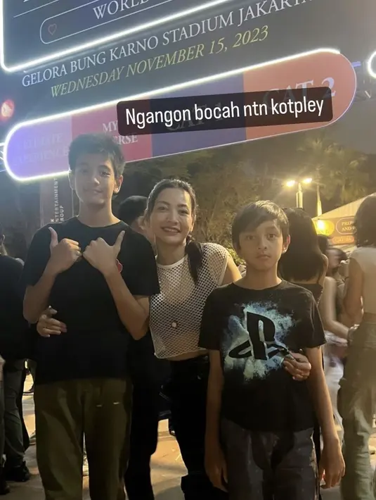 Hesti Purwadinata tampil dengan atasan putih jaring-jaring denah inner bra top hitam dipadukan celana cargo denimnya. [@hestipurwadinata]