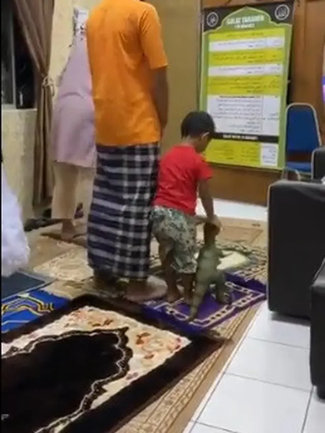bocah sholat bawa mainan