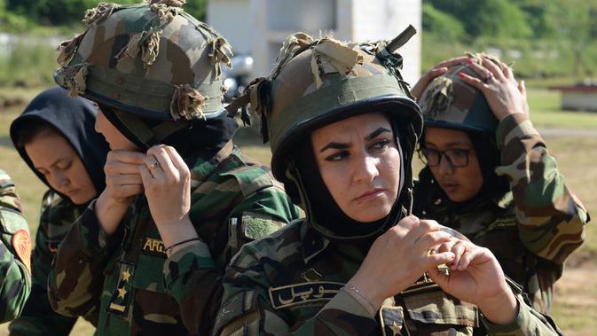 Kadet tentara wanita Afghanistan memakai helm sebelum mengikuti program latihan militer di Akademi Pelatihan Perwira di Chennai, India (12/12/2019). Sebanyak dua puluh kadet tentara Afghanistan mengikuti program latihan militer tersebut. (AFP/Arun Sankar)