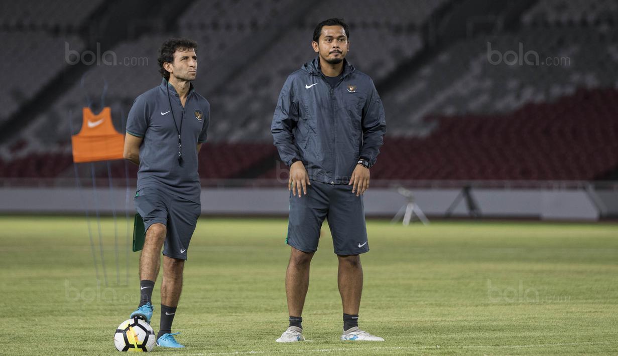 Pelatih Timnas Indonesia, Luis Milla, mengamati latihan anak asuhnya di SUGBK, Jakarta, Sabtu (13/1/2018). Timnas Indonesia menggelar latihan terakhir sebelum laga persahabatan melawan Islandia. (Bola.com/Vitalis Yogi Trisna)