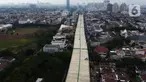 Pembangunan Jalan Tol Layang Dalam Kota di Kelapa Gading, Jakarta, Kamis (15/10/2020). Konstruksi jalan layang sepanjang  69,77 km tersebut akan terintegrasi dengan transportasi umum Bus Rapid Transit (BRT) diharapkan dapat membantu mengurai kemacetan di dalam kota. (merdeka.com/Imam Buhori)